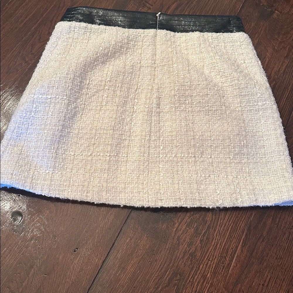 Veronica Beard White Tweed and Black Leather Mini Skirt - Picture 7 of 7